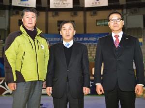 29일 오후 수원실내체육관에서 2013 수원 세계다문화클럽태권도한마당을 전두 지휘했던 조직위원회 왼쪽부터 임종남 부위원장. 박윤국 공동대회장. 김경덕 위원장이 대회를 성공리에 마치고 기념사진을 찍고 있다