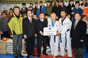 29일-오후-수원실내체육관에서-2013-수원-세계다문화클럽태권도한마당-조직위원회-임원들이-대회를-마치고-참가선수단에게-기념품을-전달하고 있다.