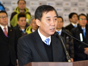 29일-오후-수원실내체육관에서-2013-수원-세계다문화클럽태권도한마당-폐막식에서-박윤국-공동대회장이-조직위원회-임원들이-도열한-가운데-폐막을-선언하고있다