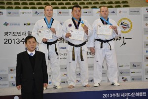 29일 오후 수원실내체육관에서 폐막한 2013 수원 세계다문화클럽태권도한마당에서 박윤국 공동대회장이 성인부 입상자들을 시상하고 기념사진을 찍고 있다.