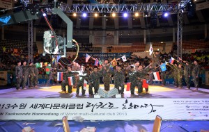 ▲세계다문화클럽태권도한마당 개막식에서 3군 사령부 시범단 식전행사를 펼치고 있다.