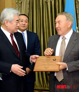 ▲명예단증 받는 나자르바예프 대통령(사진제공=세계태권도연맹)