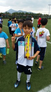 '꿈나무 축구대회'에서 저학년 팀 우승과 MVP를 입상한 YG태권도 유우진 선수.
