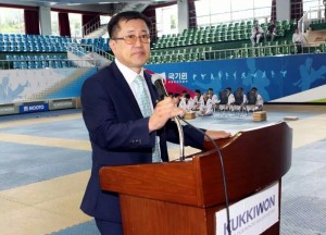 2014 세계태권도한마당 행사대행 용역사업자 선정과정에서 국기원 고위직원이 연루된 비리사실이 들통난 가운데 국기원이 뒤늦게 진상조사위원회(사진, 위원장 김현성)를 구성해 지탄을 받고 있다.