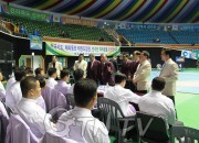 윤종욱 기심회 의장이 2일차 경기를 마치고 심판들에게 공정한 판정을 해달라고 주문하며, 분위기에 휩쓰리지 말라고 당부했다.
아직 4일간의 경기가 남아있기 때문에 스트레스 받지 말고 기분좋은 마음으로 숙소에 들어가 편히 쉴것을 당부했다