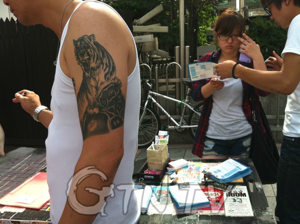 강남역 노점상에서 만난 호랑이 문신을 새긴 상인, 작품명은 '호랑이 환상'