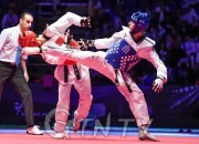 그랑프리 남자 -58kg 결승에서 이란의 파르잔 아슈르 자데 팔라(Farzan Ashour Zadeh Fallah, 오른쪽)가 한국의 차태문의 얼굴 공격을 하고 있다. / 사진제공=WTF