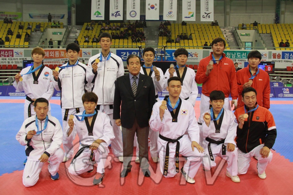 KTA 조형기 상임고문이 해외동포 선수들에게 메달수여를 마치고, 남자부 메달리스트와 기념사진