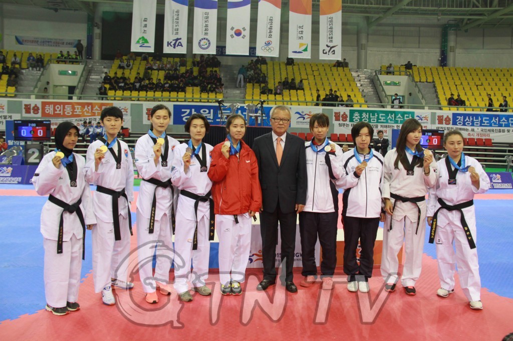 강원도테권도협회 오수일 회장이 해외동포 여자부 선수들에게 메달을 수여하고 기념사진 촬영했다.